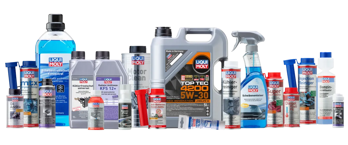 Großes Sortiment von Liqui Moly Produkten, darunter Motoröl, Additive und Autopflege vor weißem Hintergrund.